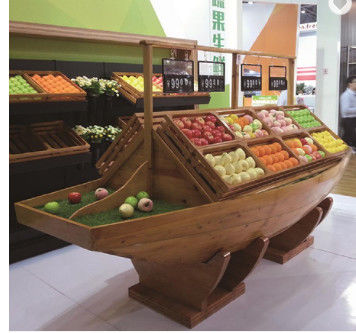 Estante de la fruta y verdura de madera de los estantes de una tienda de la venta al por menor del supermercado
